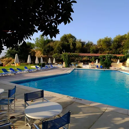 מלון Karavados Beach Hotel