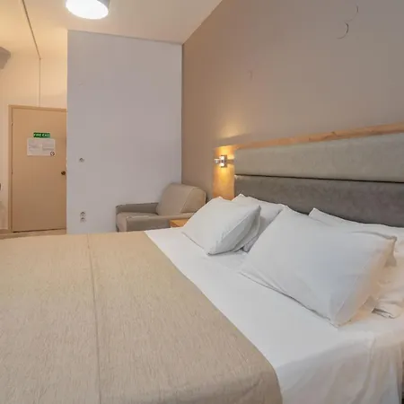 מלון Karavados Beach Hotel 3*