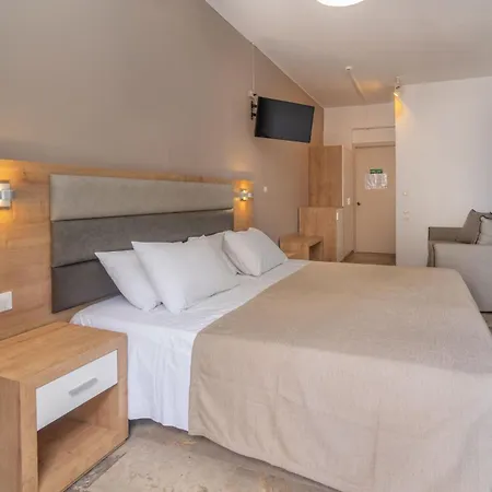 מלון Karavados Beach Hotel 3*