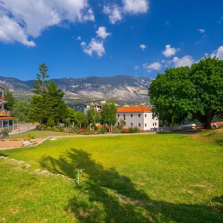 מלון Karavados Beach Hotel