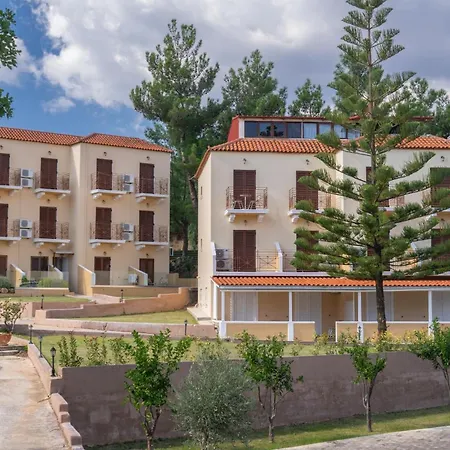 מלון Karavados Beach Hotel