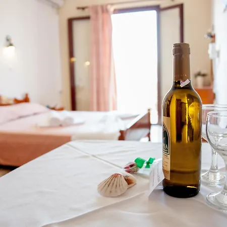 מלון Karavados Beach Hotel Karavádhos