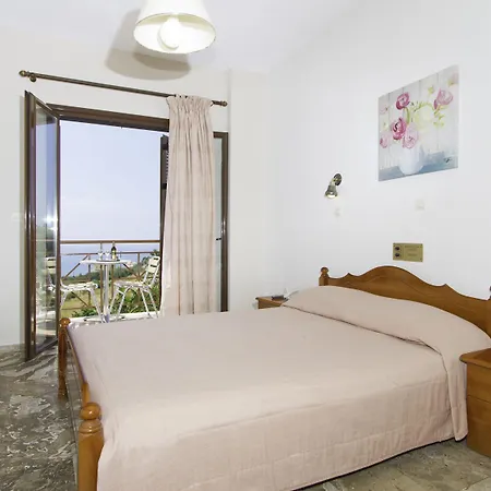 מלון Karavados Beach Hotel