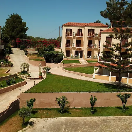 מלון Karavados Beach Hotel 3*