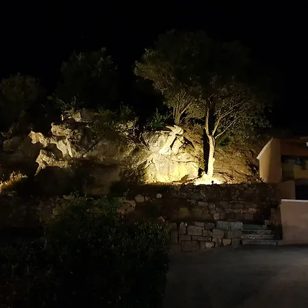 מלון Karavados Beach Hotel